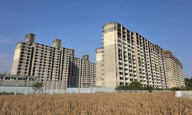 2002년 시공사 부도 등으로 공사가 중단된 채 방치된 경기도 이천시 장호원읍 이황리 아파트. 이천시 제공