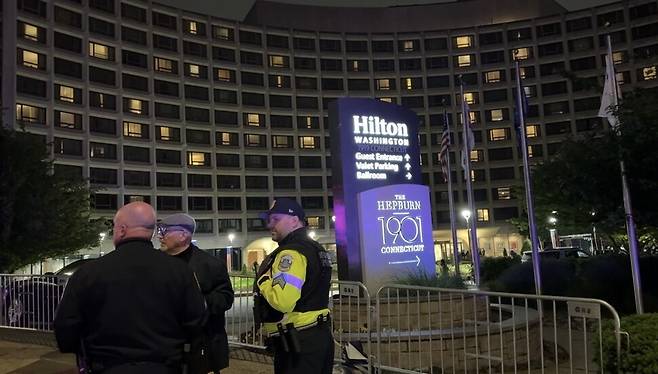 25일(현지시각) 저녁 미국 워싱턴 힐튼 호텔. 도널드 트럼프 대통령이 현직으로는 처음 참석해 이목이 쏠렸던 백악관 출입기자협회 연례 만찬은 시작된 지 얼마 지나지 않아 아수라장으로 변했다. 워싱턴/김원철 특파원