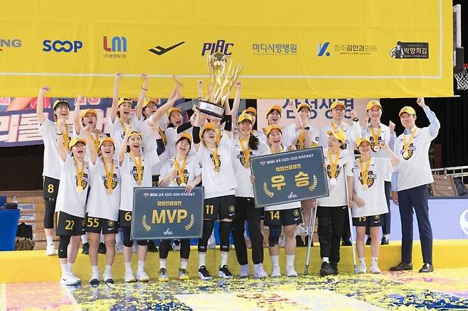 청주 케이비(KB)스타즈 선수들이 26일 용인체육관에서 열린 2025~2026 여자프로농구 챔프전에서 우승한 뒤 환호하고 있다. 한국여자농구연맹 제공