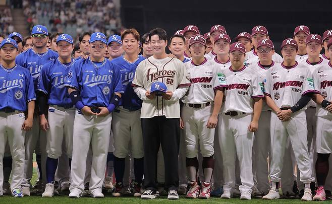 박병호 키움 히어로즈 코치가 26일 서울 고척 스카이돔에서 삼성 라이온즈와 홈 경기에 앞서 열린 은퇴식에 참석해 키움-삼성 선수들과 기념촬영을 하고 있다. 연합뉴스