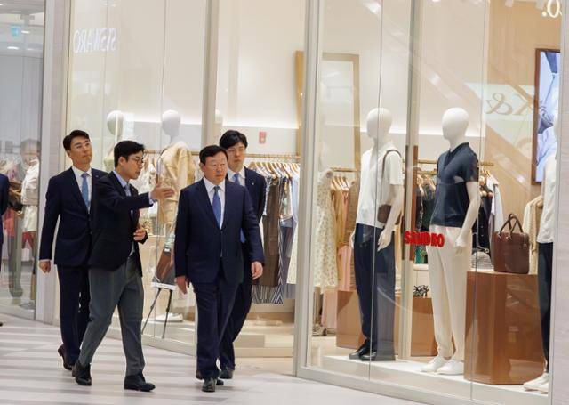신동빈(맨 앞) 롯데그룹 회장이 23일 베트남 하노이의 '롯데몰 웨스트레이크 하노이'의 매장을 둘러보고 있다. 롯데그룹 제공