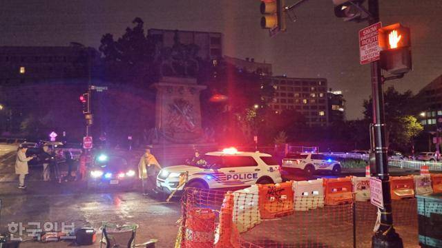 25일 밤 미국 워싱턴 시내에 있는 ‘워싱턴 힐튼’ 호텔 주변에 경찰차가 대거 배치돼 있다. 이날 도널드 트럼프 미국 대통령이 참석한 가운데 이곳에서 열린 백악관출입기자협회 주최 연례 만찬이 총격범이 행사장으로 진입하려 하는 바람에 중단됐다. 워싱턴=권경성 특파원