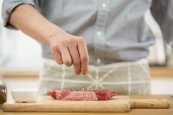 소금(나트륨)을 많이 섭취하면 소변으로 배출되는 칼슘이 증가해 결석 위험이 커진다. 또 소고기, 돼지고기 등 동물성 단백질은 소변을 산성으로 만들고 요산을 늘린다./사진=클립아트코리아