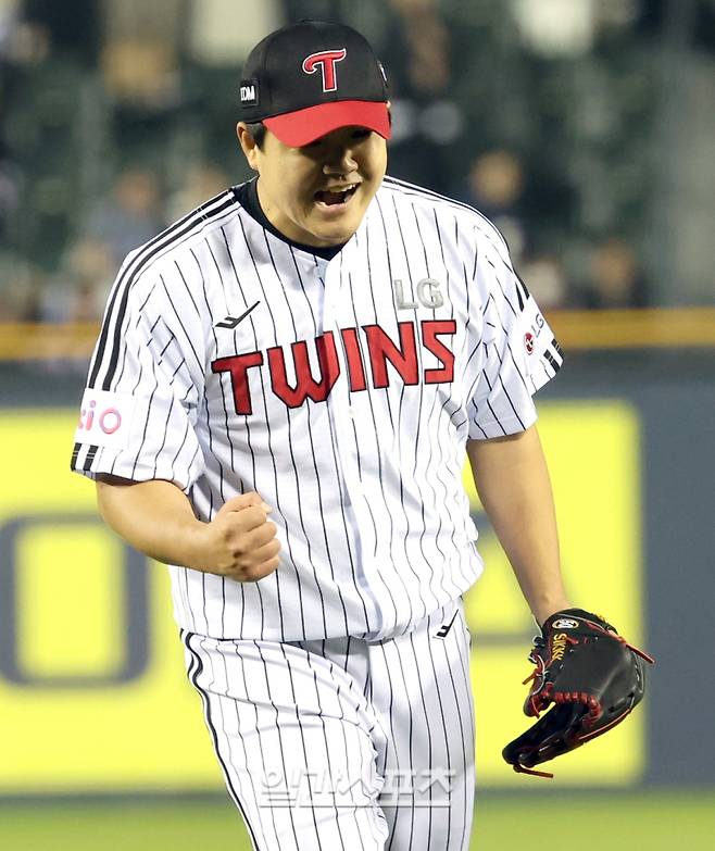 LG 트윈스가 불펜진 뎁스(선수층)의 힘을 증명하며 '잠실 더비' 우세 시리즈를 확보했다. IS포토