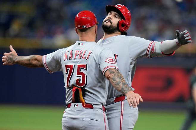 <yonhap photo-1694=""> Cincinnati Reds' Eugenio Su?rez, right, celebrates with first base coach Mike Napoli (75) after hitting a single off Tampa Bay Rays pitcher Jesse Scholtens during the sixth inning of a baseball game Monday, April 20, 2026, in St. Petersburg, Fla. (AP Photo/Chris O'Meara)/2026-04-21 10:03:05/ <저작권자 ⓒ 1980~2026 ㈜연합뉴스. 무단 전재 재배포 금지, AI 학습 및 활용 금지></yonhap>