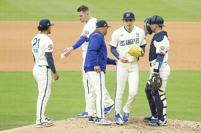 <yonhap photo-3685=""> epa12914447 Los Angeles Dodgers manager Dave Roberts (30) relives pitcher Roki Sasaki (11) in the sixth inning for an MLB game between the Los Angeles Dodgers and Chicago Cubs at Uniqlo Field in Dodger Stadium in Los Angeles, California, USA, 25 April 2026. EPA/CHRIS TORRES/2026-04-26 11:27:40/ <저작권자 ⓒ 1980~2026 ㈜연합뉴스. 무단 전재 재배포 금지, AI 학습 및 활용 금지></yonhap>