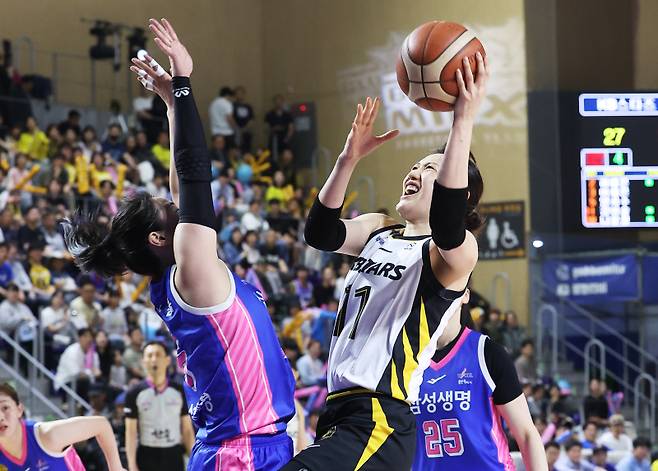 <yonhap photo-5116=""> 슛하는 강이슬 (용인=연합뉴스) 홍기원 기자 = 26일 경기도 용인실내체육관에서 열린 여자프로농구 챔피언결정전 3차전 삼성생명 블루밍스와 KB스타즈의 경기. KB 강이슬이 슛하고 있다. 2026.4.26 xanadu@yna.co.kr/2026-04-26 14:57:29/ 연합뉴스</yonhap>