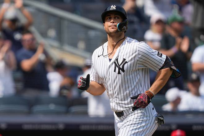 <yonhap photo-1374=""> New York Yankees designated hitter Giancarlo Stanton (27) runs to home base after hitting a two-run home run during the third inning of a baseball game against the Los Angeles Angels, Thursday, April 16, 2026, in New York. (AP Photo/Yuki Iwamura)/2026-04-17 05:23:32/ <저작권자 ⓒ 1980~2026 ㈜연합뉴스. 무단 전재 재배포 금지, AI 학습 및 활용 금지></yonhap>