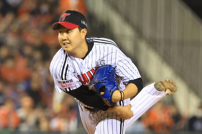 팔꿈치 통증을 호소하며 1군 엔트리에서 제외된 유영찬. LG 제공