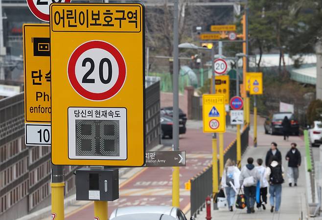 도로마다 제한속도가 설정돼 있고 이를 어기면 과태료나 범칙금이 부과된다. 연합뉴스