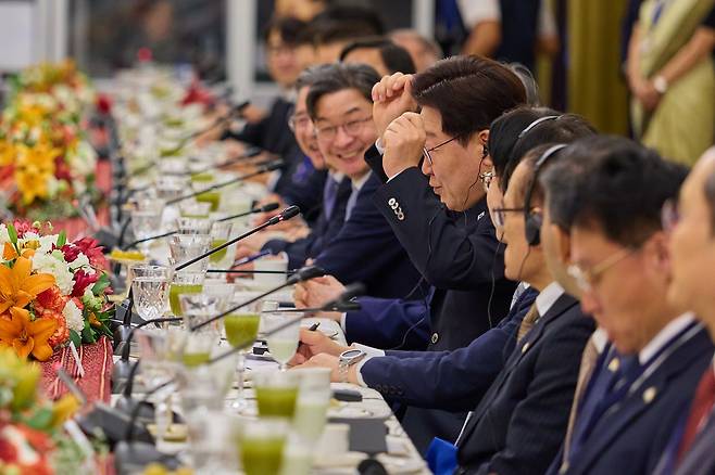 이재명 대통령이 지난 20일(현지시간) 뉴델리 영빈관에서 열린 나렌드라 모디 인도 총리 주최 환영 오찬에서 인도 영화 세 얼간이에 관한 이야기를 하며 춤사위를 재연하고 있다. 연합뉴스