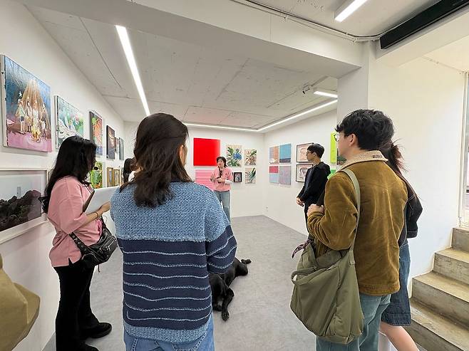 작품를 설명하는 갤러리 아터테인 황희승 공동대표. 느슨한 연대와 지역 성장을 지향하며 2020년부터 매해 연희 아트페어를 주최·주관해 왔다. 이소진 기자