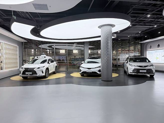 베이징 이좡 경제개발구의 로보택시 기업 포니ai 본사 로비에 왼쪽부터 5·6·7세대 모델이 전시되어 있다. 무인 주행에 필요한 라이다 등 도로 상황 탐지 장치가 소형화되고 있다. 신경진 특파원