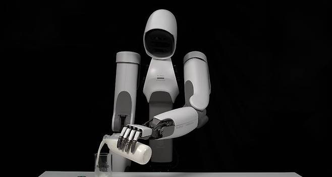 롯데호텔에서 교육하고 있는 휴머노이드가 우유를 따르는 모습. 사진 롯데호텔