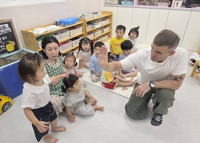 대구 달성군의 한 어린이집에서 영어 교사가 아이들과 소통하고 있다. [사진 달성군]