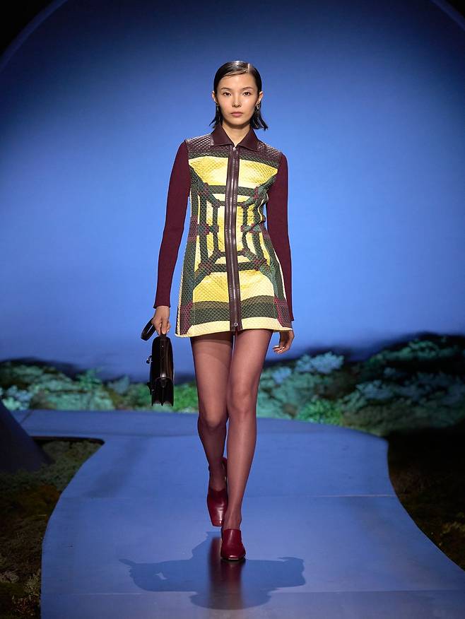 퍼스펙티브 문양을 전면에 프린트한 지퍼 드러스를 입은 모델. 사진 에르메스