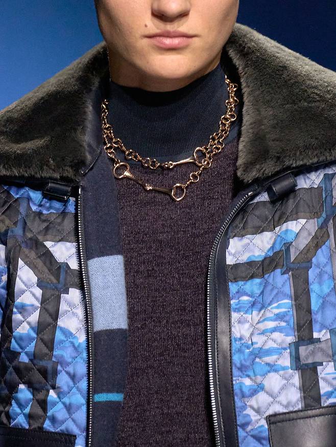 퍼스펙티브가 프린트된 원단 위를 촘촘하게 박음질해 공예적 완성도를 높였다. 사진 에르메스