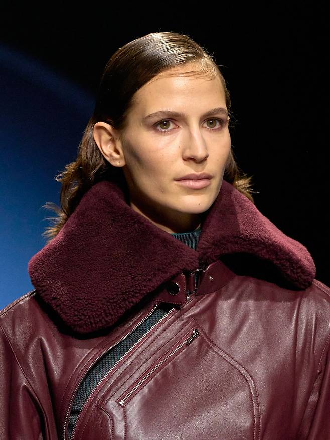 나파 가죽에 지퍼와 안장 포켓 디테일, 시어링 칼라가 달린 코트. 사진 에르메스