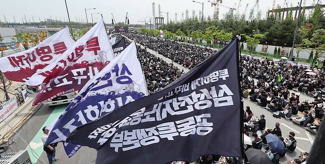 지난 23일 경기 평택시 고덕동 삼성전자 평택캠퍼스에서 열린 삼성전자 노동조합 공동투쟁본부 '4·23 투쟁 결의대회'에서 조합원들이 구호를 외치고 있다. 김경록 기자