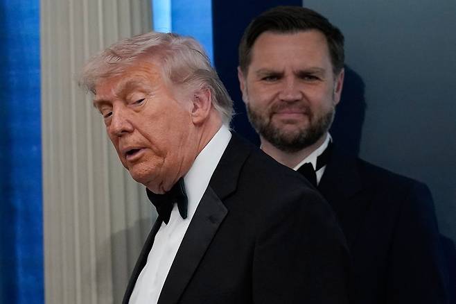 도널드 트럼프 미국 대통령이 25일(현지시간) 총기 테러 사건이 발생한 직후 백악관에서 직접 기자회견을 진행한 뒤 퇴장하고 있다. 그의 뒤에는 JD밴스 부통령의 모습이 보인다 AP=연합뉴스