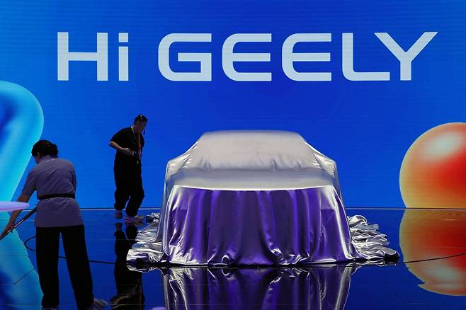 24일, 중국 베이징에서 열린 베이징 국제 자동차 전시회(오토 차이나)를 앞두고 지리(Geely) 부스에서 직원들이 행사 준비를 하고 있다. 로이터=연합뉴스