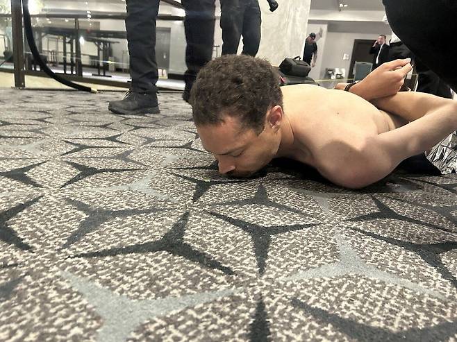 25일(현지시간) 미국 워싱턴 힐튼 호텔 총격 사건 현장에서 비밀경호국 요원들에게 제압당한 용의자 콜 토마스 앨런. 로이터=연합뉴스