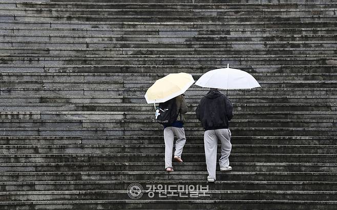 ▲ 강원대 춘천캠퍼스에서 학생들이 우산을 쓰고 계단을 오르고 있다. 방도겸 기자 [강원도민일보 자료사진]