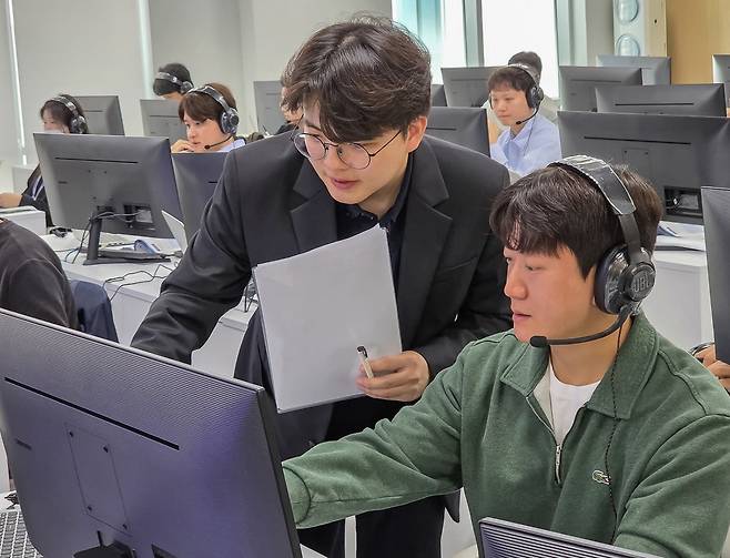 4월 18일 삼성전자 인재개발원(경기도 수원)에서 삼성전자 감독관이 삼성직무적성검사 응시자를 대상으로 예비 소집을 진행하는 모습. / 사진=삼성