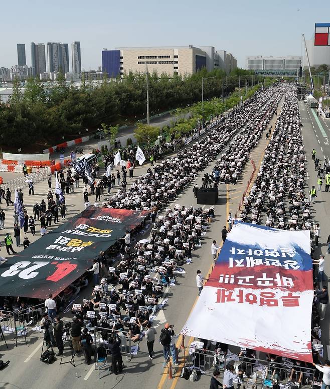 23일 경기 평택시 고덕동 삼성전자 평택캠퍼스에서 열린 삼성전자 노동조합 공동투쟁본부 '4·23 투쟁 결의대회'에서 조합원들이 구호를 외치고 있다. 2026.04.23 한국경제신문 최혁 기자