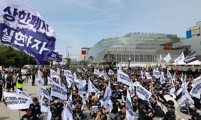 23일 경기 평택시 삼성전자 평택캠퍼스 앞에서 열린 삼성전자 노동조합 공동투쟁본부의 '투명하게 바꾸고, 상한폐지 실현하자-4/23 투쟁 결의대회'에서 조합원들이 구호를 외치고 있다.2026.04.23 최혁 기자
