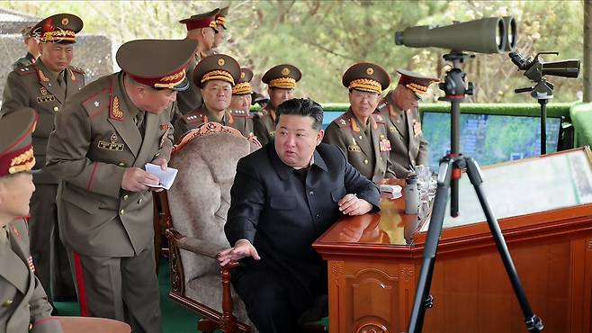 김정은 북한 국무위원장이 지난 25일 조선인민혁명군(빨치산) 창건 94주년을 맞아 진행된 인민군 각급 대연합부대관하 경보병부대 박격포병들의 사격경기를 참관했다고 조선중앙TV가 26일 보도했다. 조선중앙TV 화면=연합뉴스