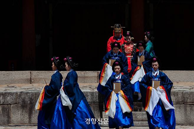 26일 서울 종로구 종묘 영년전에서 ‘묘현례’를 재현한 창작극이 공연되고 있다. 2026.4.26 이준헌 기자