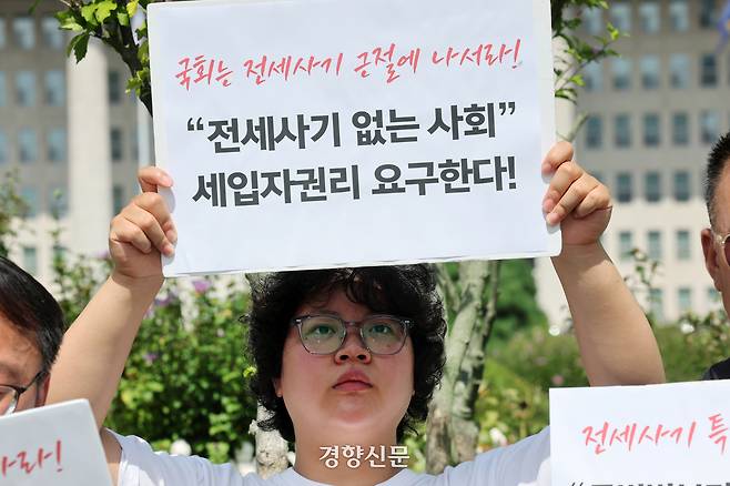 전세사기·깡통전세 피해자 전국대책위 회원들이 지난해 9월2일 서울 여의도 국회 앞에서 기자회견을 열고 전세사기특별법 추가 개정을 촉구하고 있다. 정지윤 선임기자