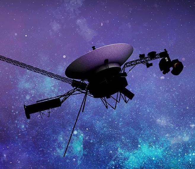 태양계를 벗어나 먼 우주를 비행하는 보이저 1호 상상도. 미국 항공우주국(NASA)은 보이저 1호의 수명을 늘리기 위해 관측장비를 순차적으로 끄고 있다.  NASA 제공