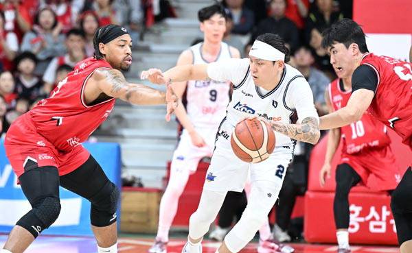 부산 KCC 최준용이 26일 안양 정관장 아레나에서 열린 2025-2026 프로농구 안양 정관장과의 4강 플레이오프 2차전에서 한승희와 조니 브라이언트의 수비를 제치고 공격하고 있다. 이날 KCC는 83-91로 패했다.   KBL 제공