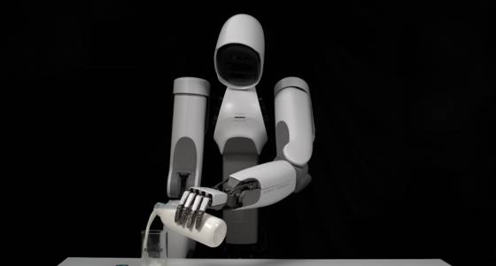 A humanoid robot pours milk. [LOTTE HOTEL]