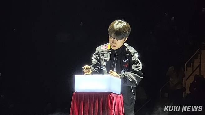 ‘케리아’ 류민석이 26일 인천 인스파이어 아레나에서 열린 ‘T1 홈그라운드’ 행사에서 재계약에 사인하고 있다. 김영건 기자