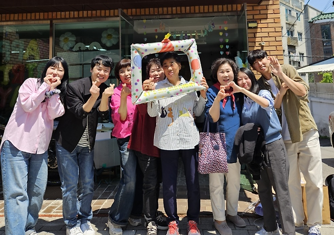도봉제일교회 성도들이 지난해 5월 사순절 기간에 모은 헌금으로 지역 장애인 이웃의 생일 파티를 열고 함께 축하한 뒤 교회 1층 카페에서 기념촬영을 하고 있다. 도봉장애인종합복지관 제공