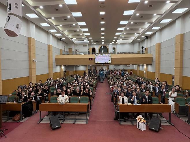 200여명의 후원자와 주요 목회자들이 지난 23일 서울 서초구 산정현교회에 모여 아름다운동행 20주년을 축하했다.  아름다운동행 제공