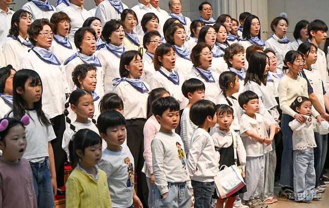 아현중앙교회의 글로리70 찬양대원들이 26일 서울 서대문구의 교회 예배당에서 찬양 '은혜'를 부르고 있다. 신석현 포토그래퍼