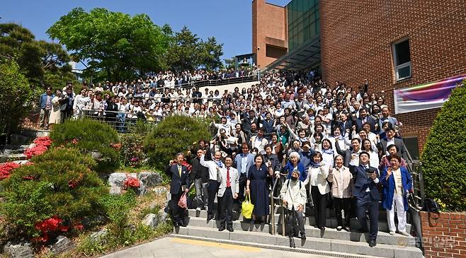 권 목사가 원로목사, 교인 대표들과 함께 기념 케이크를 자르고 있다. 아래 사진은 전 교인이 예배 후 교회 앞에서 기념 사진을 찍고 있는 모습. 신석현 포토그래퍼