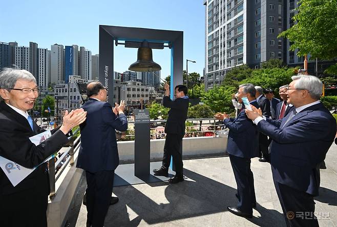 권 목사가 교회 예배당 앞에 설치된 종탑의 종을 치고 있다. 신석현 포토그래퍼