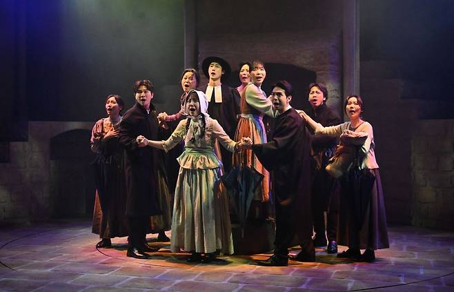 뮤지컬 ‘저항: 찬송이 된 사람들’의 한 장면. 프랑스 위그노들이 당국과 가톨릭 교회의 탄압에도 신앙을 유지하는 장면. 신석현 포토그래퍼