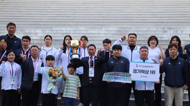 경기도선수단이 23일부터 26일까지 경남 김해 일원에서 열린 ‘2026 전국생활체육대축전’에서 23년 연속 최다종목 종합우승이라는 대기록을 완성한 가운데 이원성 경기도체육회장 및 관계자, 선수들이 26일 기념촬영을 하고 있다. 경기도체육회 제공