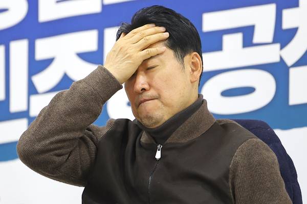 ▲ 2026년 1월17일 2차 종합특검법 처리에 반대해 단식중인 국민의힘 장동혁 대표가 국회에서 단식을 이어가던 중 손을 머리에 올리고 있다. ⓒ연합뉴스