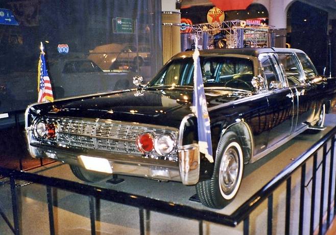 케네디 리무진. 케네디 대통령이 암살될때 타고 있었던 차로 우리 눈에도 익숙하다. 트루먼 대통령때부터 전용차로 이용되기 시작한 이 링컨리무진은 1963년 11월 22일 댈러스에서 케네디의 비극을 지켜봤다. 이 전용차는 그후 ‘소잃고 외양간 고치듯’ 새로운 방탄유리와 무장기능을 갖췄다. [사진출처=매일경제 DB]