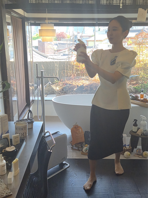 지난 23일 서울 북촌 프리미엄 한옥 호텔 노스텔지어블루재에서 열린 롯데홈쇼핑의 유유자적 희희낙락 행사 모습. [방영덕 기자]