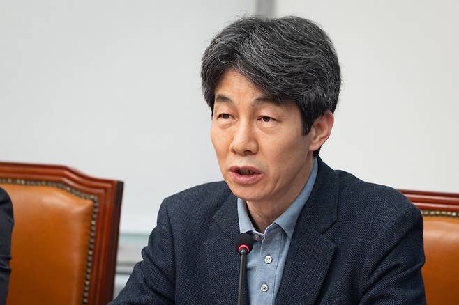 윤건영 더불어민주당 의원이 여의도 국회에서 열린 기자회견에서 발언하고 있는 모습. [사진출처=뉴스1]