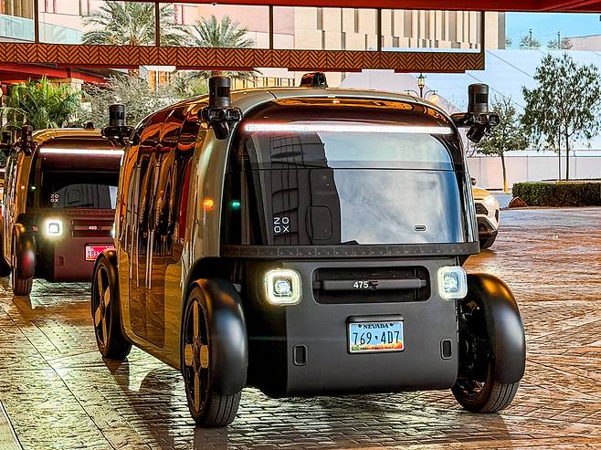 스트립 일대를 달리는 아마존 자율주행 로보택 시 죽스(ZOOX). 라스베이거스 관광청·권효정 기자