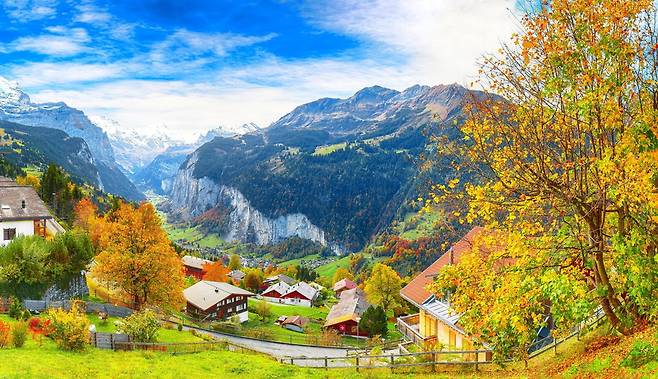 동화 속 한 장면 같은 돌로미티의 가을.